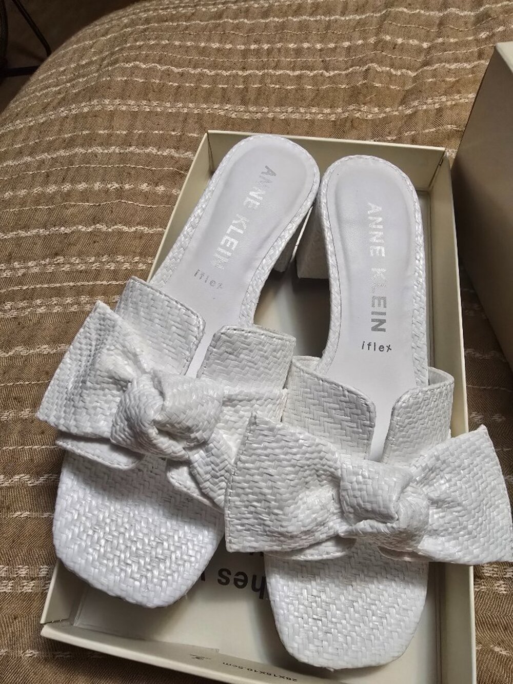 Anne Klein White Raffia Bow Heels Sandals size 6.5 EXCELLENT